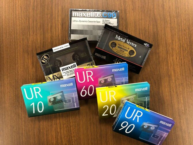 マクセルがこれまで発売したカセットテープの数々。