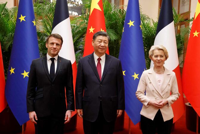 2023年4月6日、北京で会談する（左から）マクロン仏大統領、中国の習近平国家主席、欧州連合（EU）のフォン・デア・ライエン欧州委員長（中国・北京）