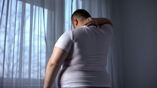 男性の肥満、太りすぎによる腰痛問題の首の筋肉をストレッチ