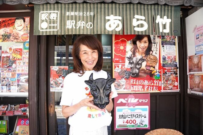 「モー太郎弁当」を手にする、あら竹社長の新竹浩子さん