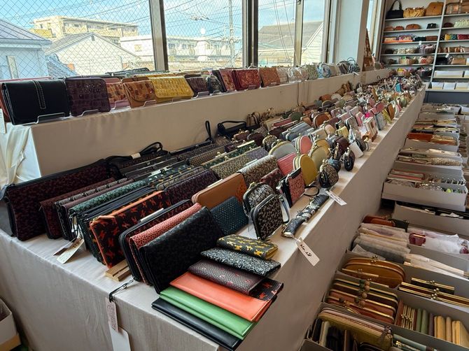 取引メーカーの要望に応じて企画、生産している、種類豊富な「がまぐち財布」