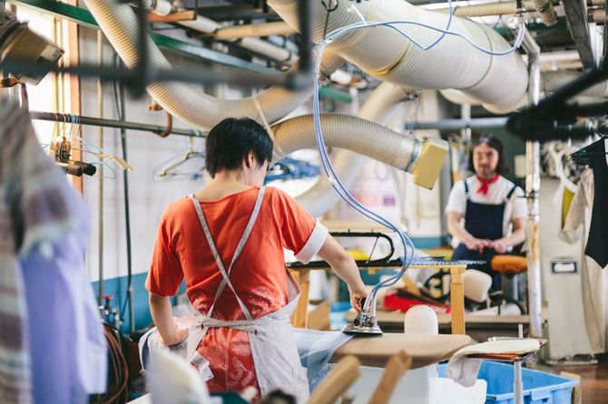 ドライクリーニング店で働く二人