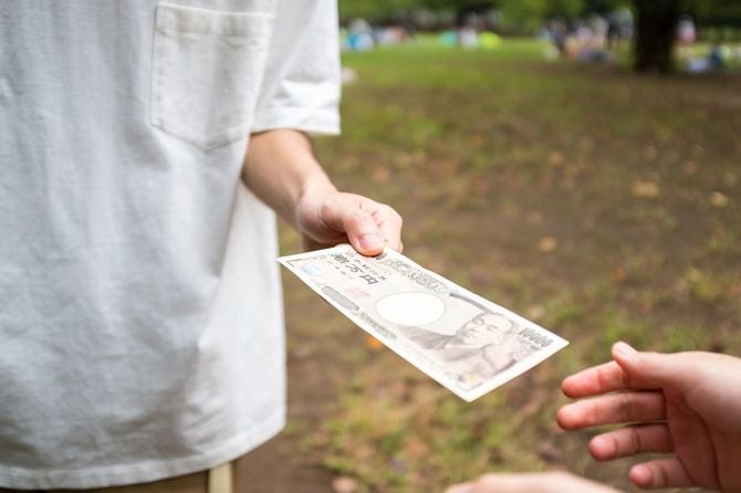 一万円札を手渡し