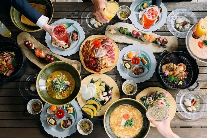 「ボタニカル」×「ニュービンテージ」をテーマとしたリゾート型店舗「つるとんたん UDON NOODLE Brasserie 軽井沢」では、看板メニューである各種うどんのほか、BBQや創作和食を楽しむことができる。華やかな料理の数々は、企業研修などビジネスシーンでの利用を楽しく盛り上げてくれる
