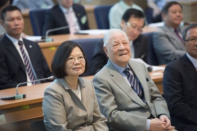 「台湾総統直接選挙および台湾民主化20周年」で共に登壇する蔡英文第14～15期総統と李登輝第7～9期総統