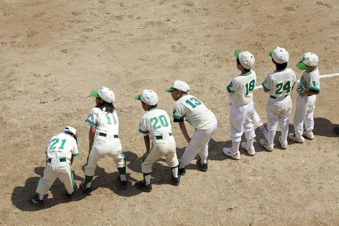 並んで試合を見守る野球少年たち