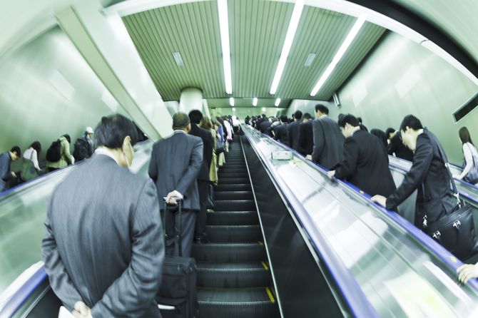 通勤時間帯の駅のエスカレーター