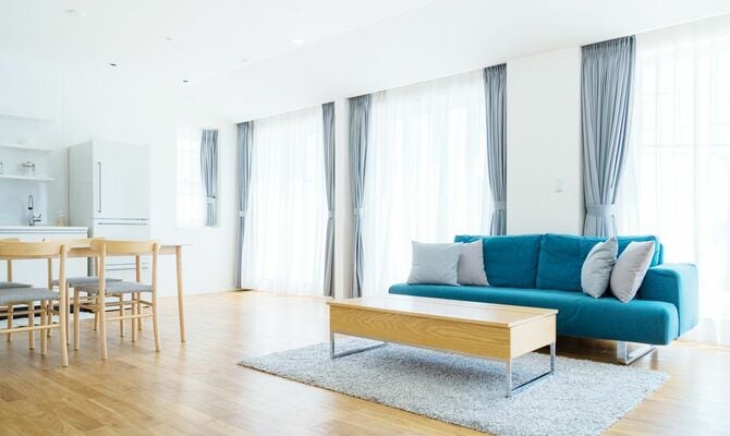 大きな窓が並ぶ、モダンなリビングダイニング