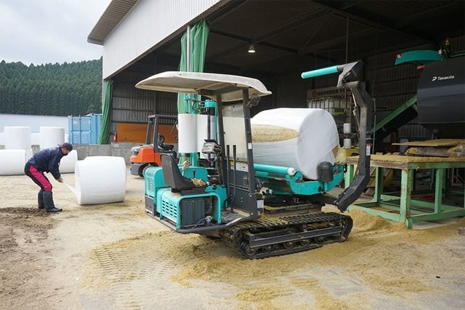 特殊なビニールで包装される笹サイレージ