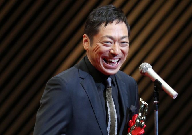 映画「クリーピー 偽りの隣人」で毎日映画コンクールの男優助演賞を受賞しブロンズ像を手にする俳優の香川照之さん(神奈川・ミューザ川崎シンフォニーホール)=2017年02月15日