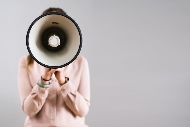 拡声器を持つ人のイメージ