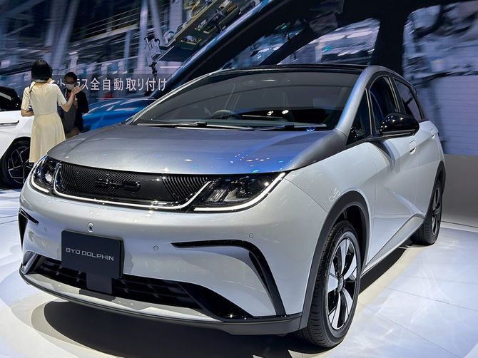 10月25日～11月5日の日程で開催された「JAPAN MOBILITY SHOW 2023」で展示されたBYDの新型EV「ドルフィン」