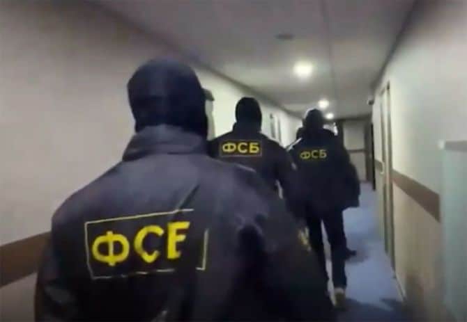 日本人記者の拘束に向かうロシア連邦保安局員