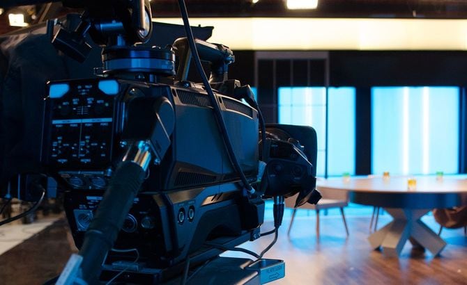 カメラ放送のテレビ スタジオでの作業