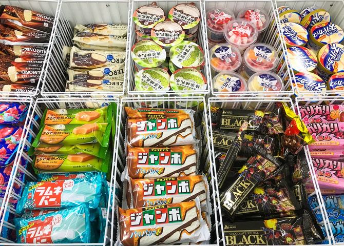コンビニのアイス売り場。毎週のように新商品が入れ替わる＝2021年6月