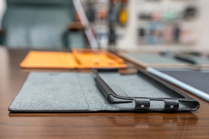 一枚革はこだわりの一つ。最初に1枚の革を繰り抜いて作成したモデルは、決して耐久性が優れているとは言えず、ユーザーやスタッフの声を参考にアップデートを繰り返した