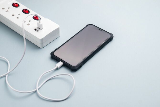 充電されるスマートフォン