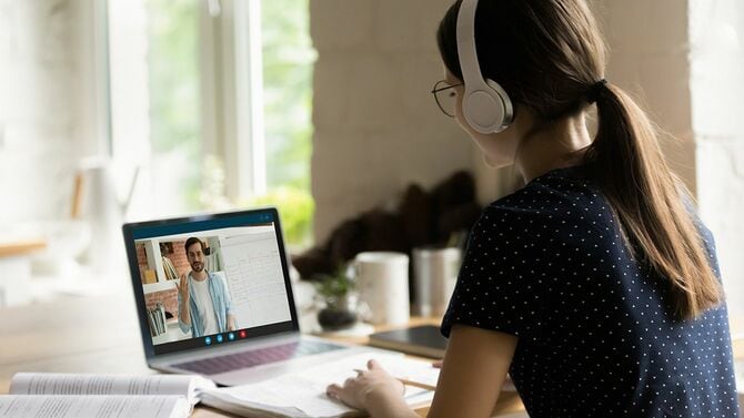 オンライン外国語を学ぶヘッドフォンをつけた女性