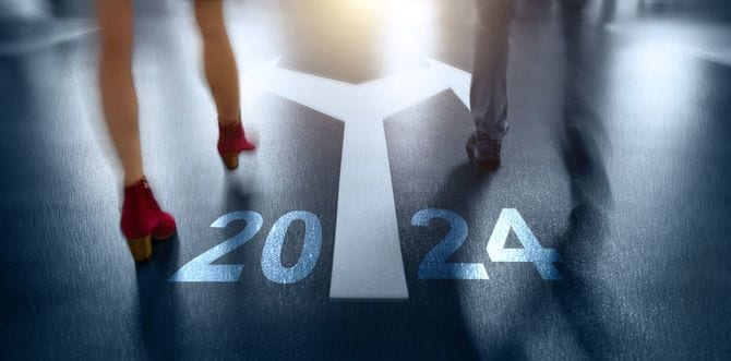 分岐した道を歩くビジネスパーソン