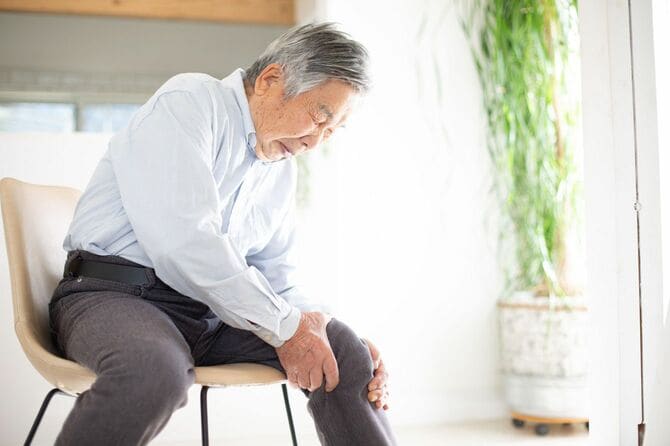 関節痛に悩まされる高齢の日本人男性