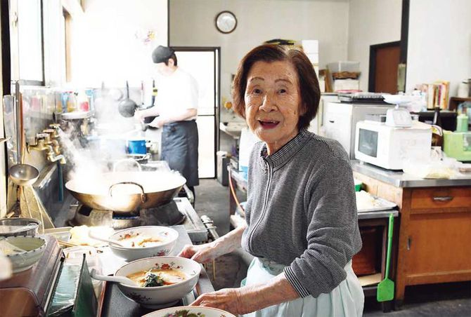 基本的に厨房で働く天川ふくさんだが、客の会計時にはレジ前に出て対応をする。ふくさん目当てに国内外から来店したお客さんたちを喜ばせている。