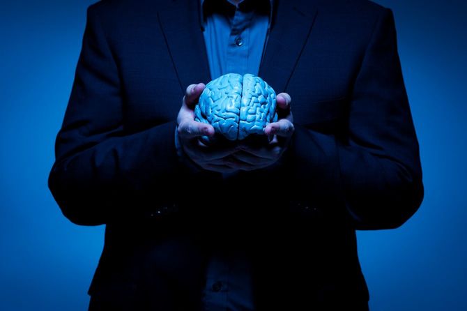 冷たい青い光の中で脳を持つ男