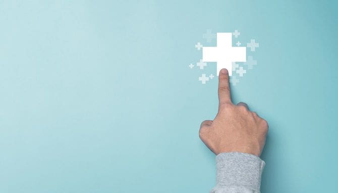 プラスサインに触れる指