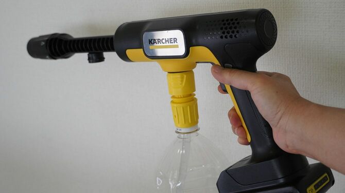 2Lのペットボトルをつけてみた。本体は軽いが、やはり2Lの水を入れると少々重い