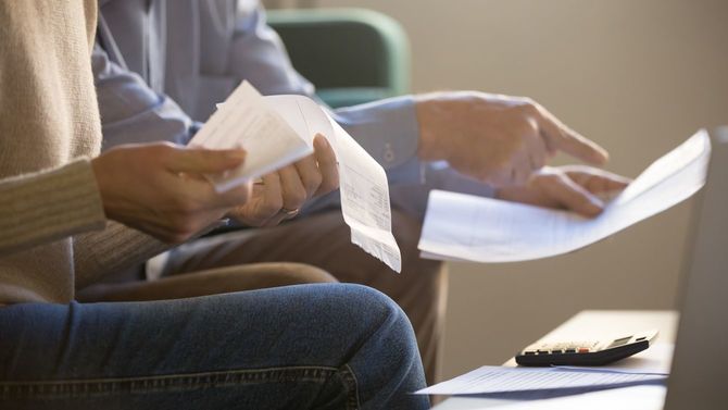 夫婦で支出の計算中