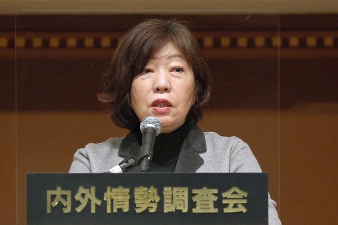 内外情勢調査会で講演する作家の林真理子さん＝2021年12月15日、大阪市北区