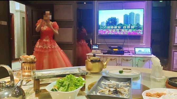 チップを払うとドレスに着替えた従業員が北朝鮮歌謡を歌ってくれる。