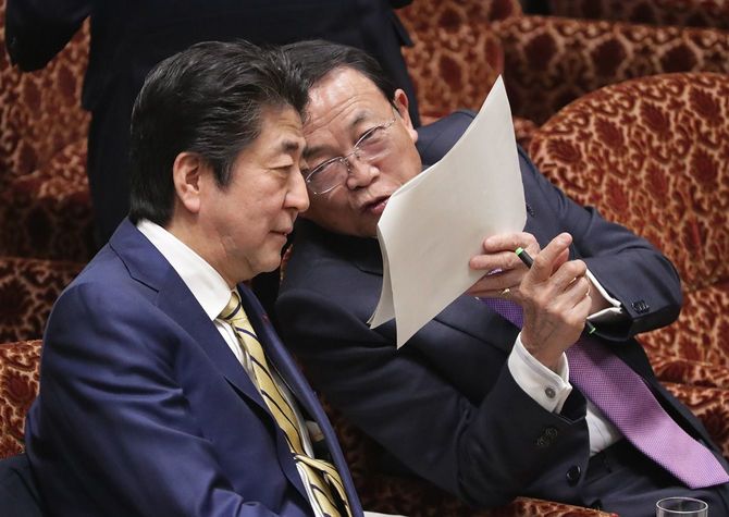 参院予算委員会で麻生太郎副総理兼財務相(右)と話す安倍晋三首相