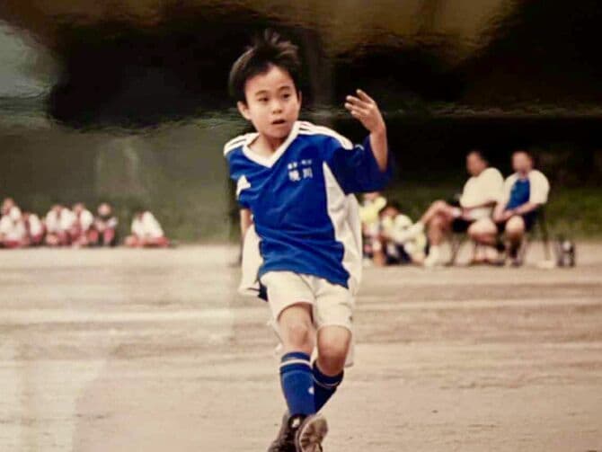 サッカーを始めた頃の一戸少年