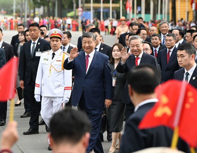 習近平中国共産党中央委員会総書記・国家主席(中央左)とベトナムのトー・ラム共産党書記長(同右)