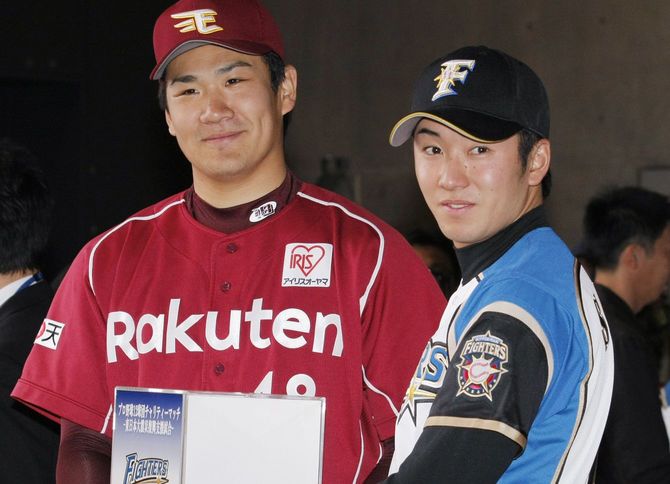 慈善試合の前に、笑顔で募金活動をする楽天の田中将大(左)と日本ハムの斎藤佑樹(札幌ドーム=2011年4月2日)