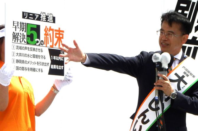 リニアに関する5つの約束をパネルにした大村氏