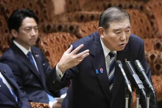 参院予算委の集中審議で答弁する石破首相