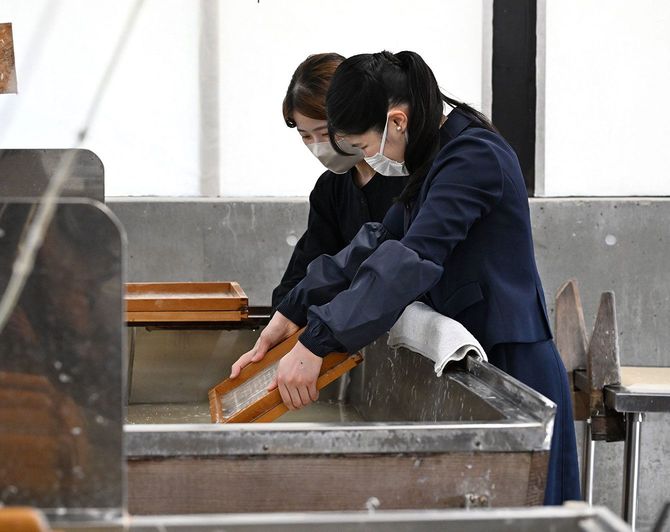 伝統工芸品の和紙を制作する「名尾手すき和紙」の工房で、紙すきを体験される天皇、皇后両陛下の長女愛子さま＝2024年10月12日、佐賀市大和町［代表撮影］