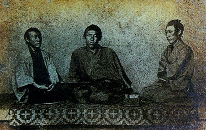 慶応年間撮影、左：伊藤助太夫、中央：坂本龍馬、右：伊藤家使用人（東京伊藤盛吉氏蔵）（画像＝宮地佐一郎／Public domain／Wikimedia Commons）