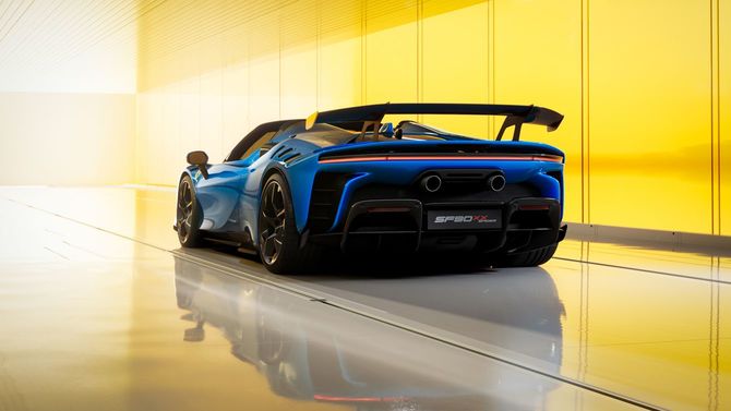 Ferrari SF90 XX Spider。わずか2秒で時速100キロに到達するモンスターマシンだ。