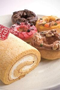 おしゃれなNeynのドーナツ各種と和楽紅屋の七尾鳥居醤油ロール。