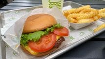 ｢ハンバーガー1個1060円｣シェイクシャックが強気の50円値上げに踏み切れるワケ