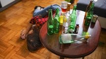 ｢寿命をとにかく縮めるため｣に酒を飲む…酒瓶だらけのゴミ屋敷に暮らす20代男性が死ぬ間際に話したこと