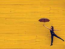 「子供を産まない」と決めた時。女性が感じるのは後悔か安堵か？