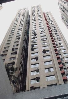 SARSの集団感染が集中したアモイガーデンE棟(33階建て、香港)。問題の排水構造は、日本のマンションと基本的に変わらない。