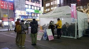 月1回開かれる、中野共立病院スタッフらによる「なんでも相談会」。医師や看護師、弁護士らとともに佐々木さんも相談にあたった（2026年1月22日、東京・JR中野駅前）