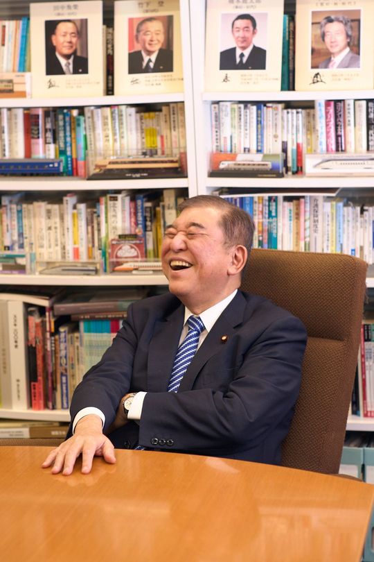 インタビューを受ける自民党の石破茂前首相
