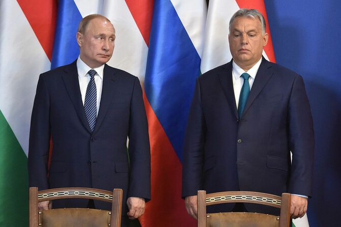 ブダペストの首相官邸で記者会見に臨むロシアのプーチン大統領（左）とハンガリーのオルバン首相（右）＝2019年10月30日
