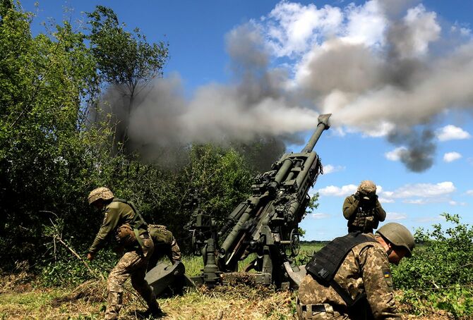 激戦が続くドネツク付近の前線で、アメリカが供与したM777榴弾砲を撃つウクライナ軍の兵士＝2022年6月6日
