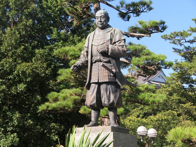 岡崎公園の徳川家康の銅像（写真＝CC-Zero／Wikimedia Commons）